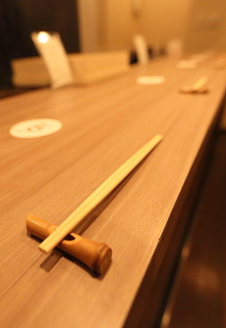 日本酒bar ○△□ カウンターの様子 京都四条
