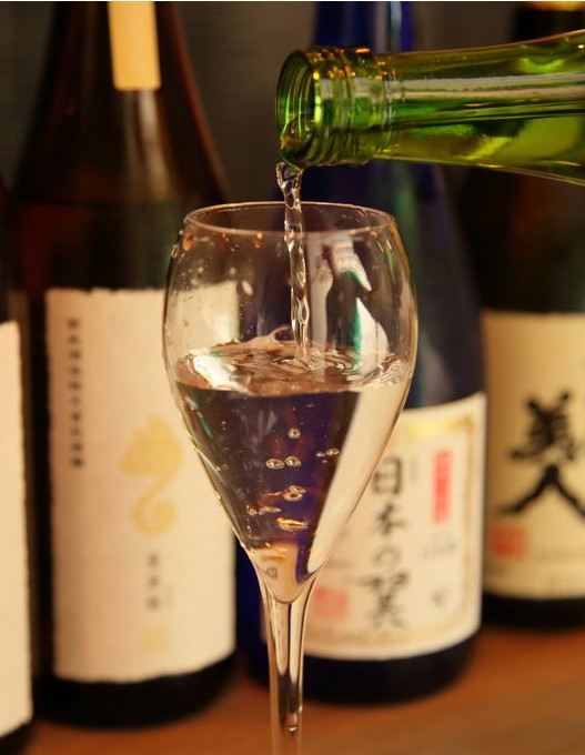 日本酒を注ぐ様子 全国銘酒 季節限定酒
